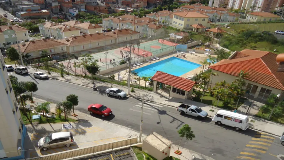 Vista aérea do condomínio Parque dos Sonhos com piscina e quadras
