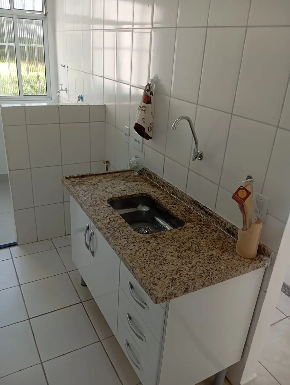 Pia da cozinha com bancada de granito e gabinete