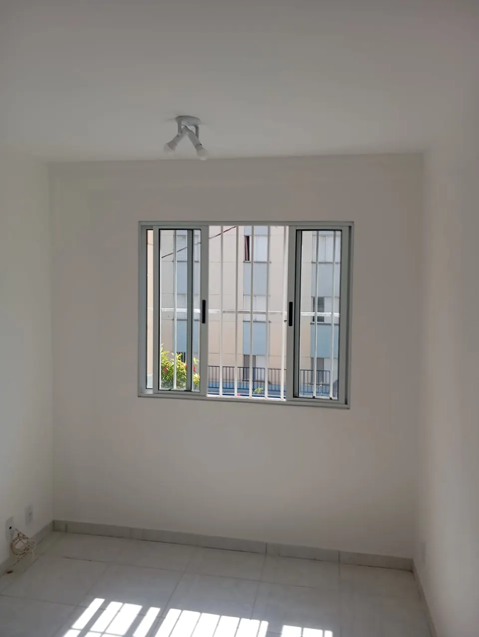 Sala com janela ampla