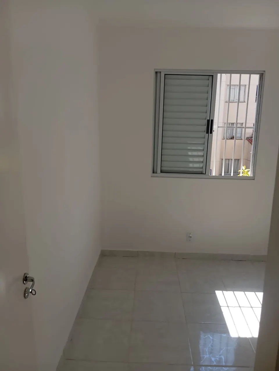 Quarto com janela e piso cerâmico