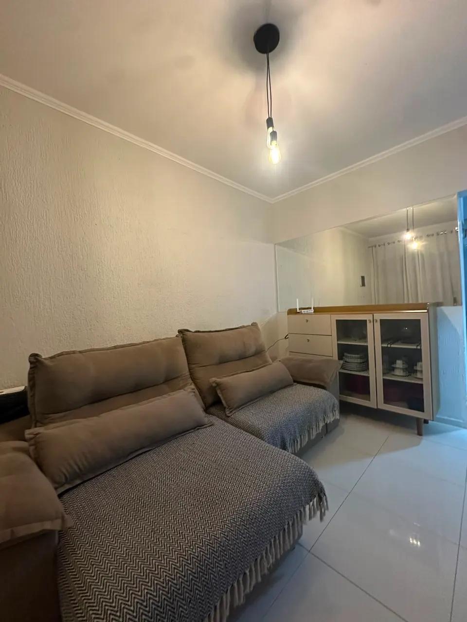 Sala de estar com sofá e aparador
