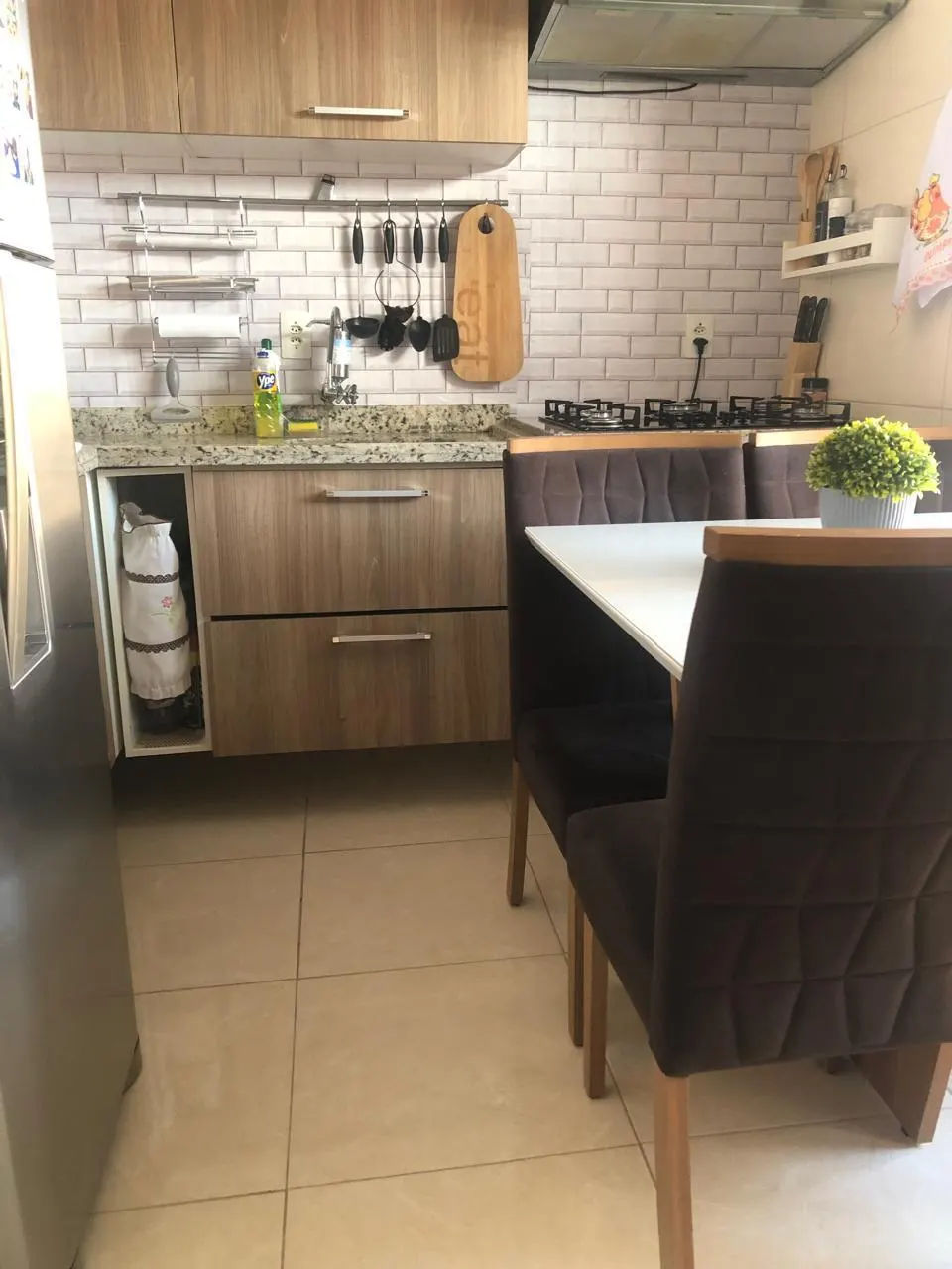 Cozinha planejada com mesa de jantar