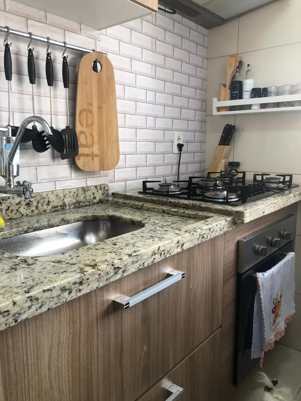Pia de granito e cooktop da cozinha