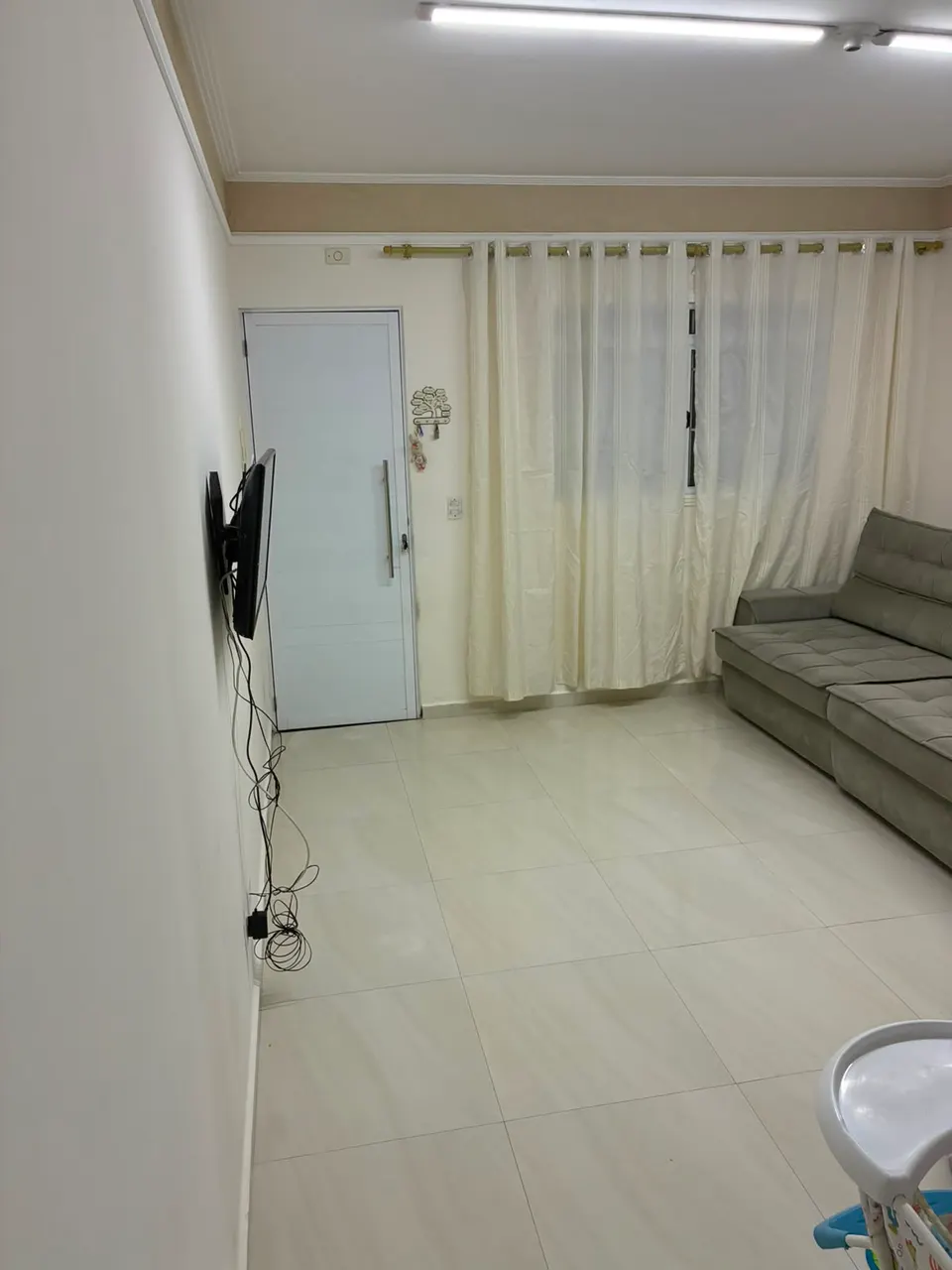 Sala com porta de entrada e cortinas