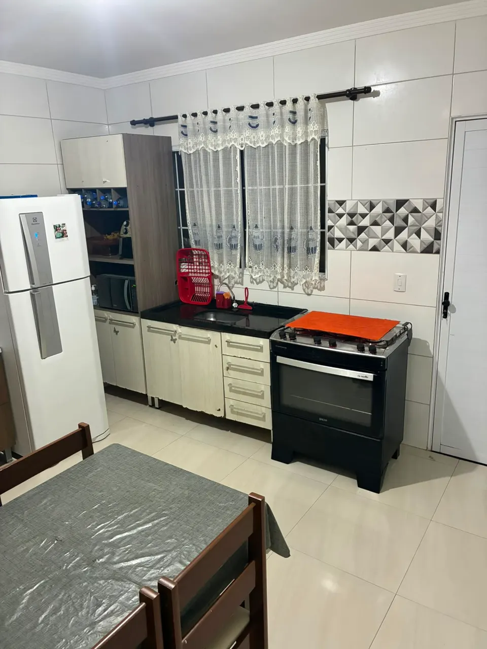 Cozinha com armários e janela
