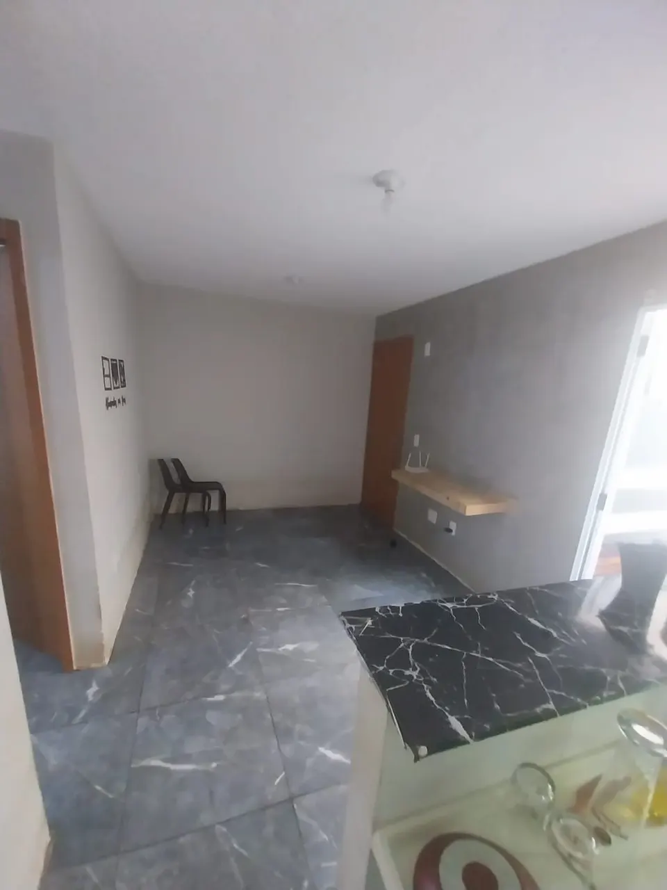 Sala com piso porcelanato e janela