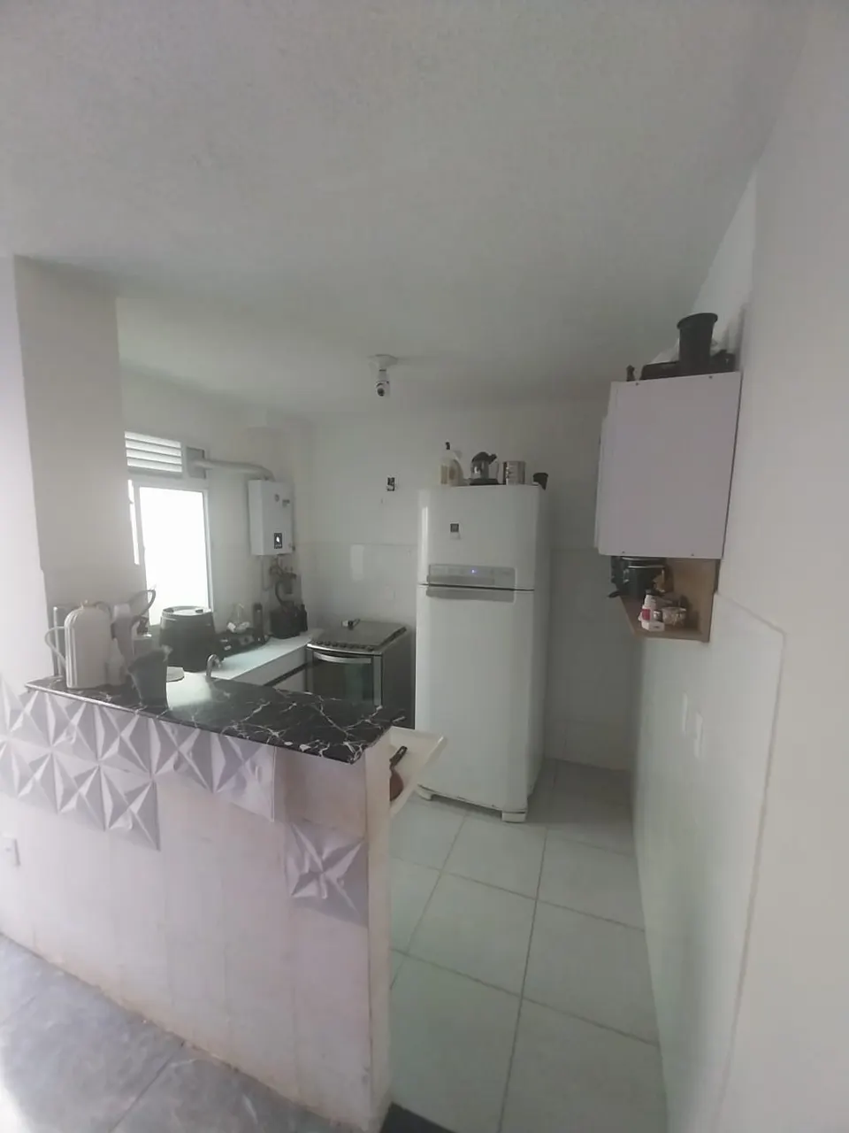 Cozinha com geladeira e bancada