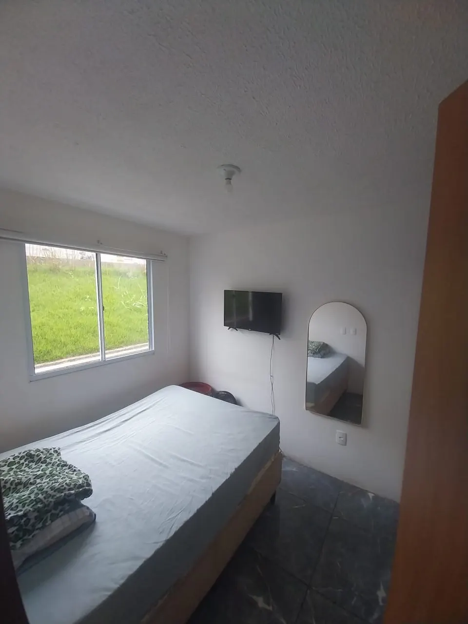 Quarto com janela ampla