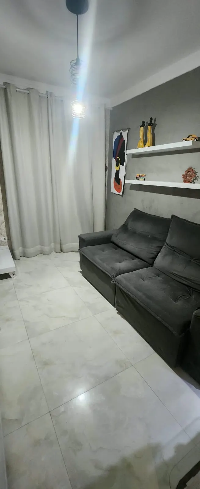 Sala de estar com sofá e cortinas