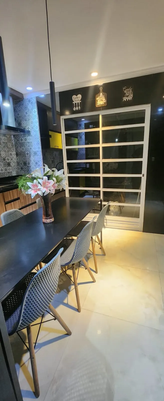 Cozinha planejada com mesa de jantar