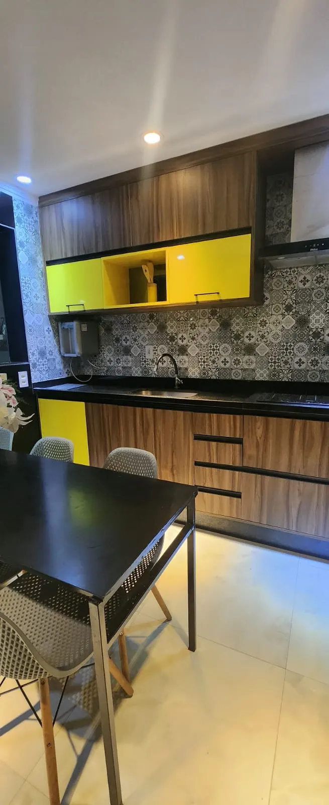 Bancada da cozinha com revestimento decorado