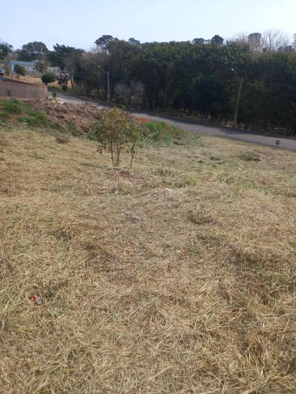 Terreno visto da rua do condomínio